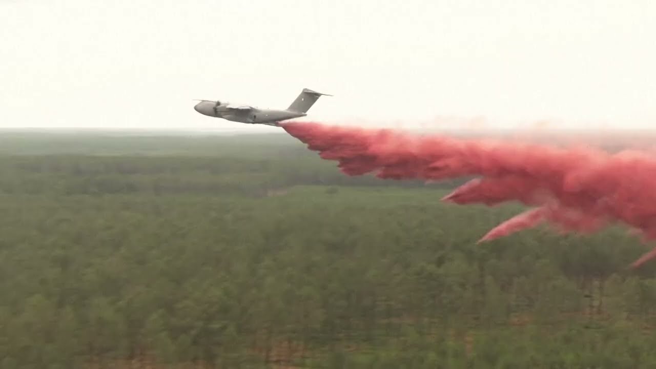 IMAGES | L'avion militaire A400M a réalisé son premier largage contre le feu en Gironde