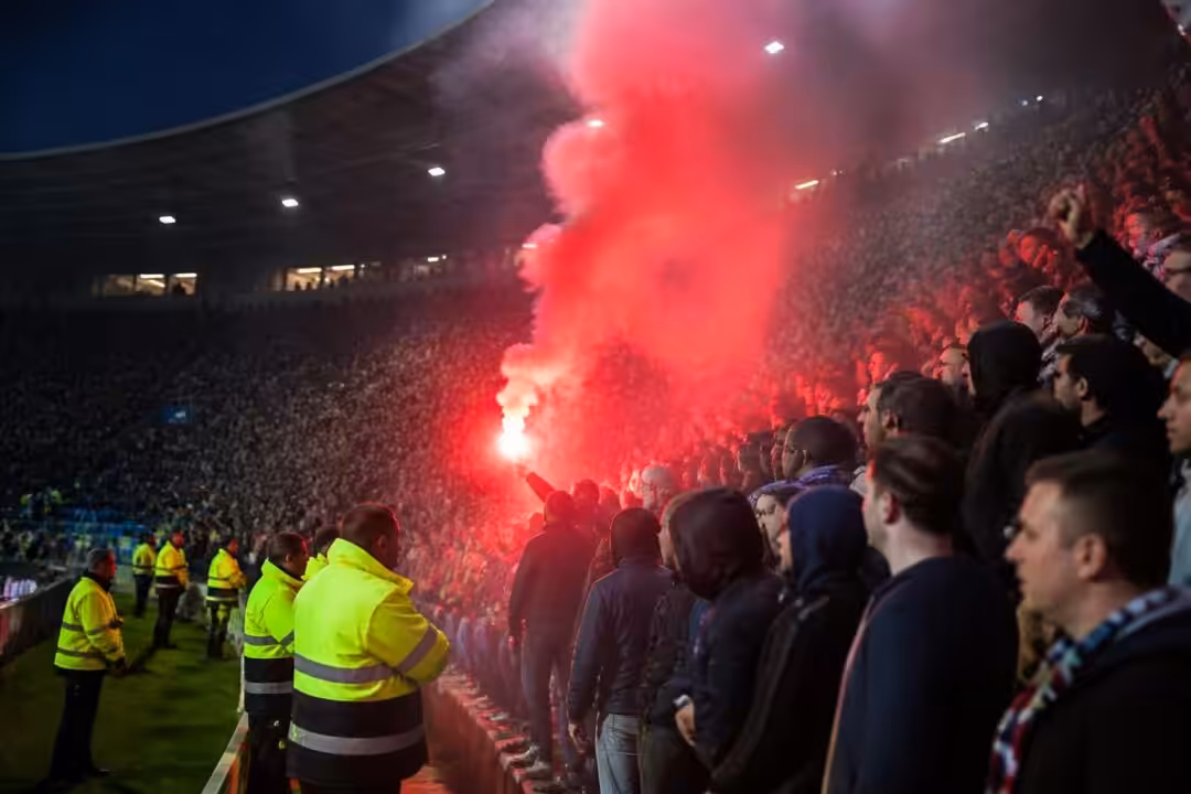 découvrez pourquoi l'utilisation des fumigènes dans les stades est strictement réglementée, les enjeux de sécurité et les mesures prises pour encadrer leur usage.