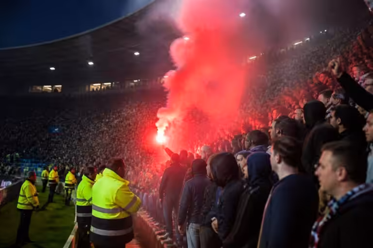 découvrez pourquoi l'utilisation des fumigènes dans les stades est strictement réglementée, les enjeux de sécurité et les mesures prises pour encadrer leur usage.