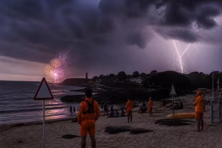 découvrez les mesures de surveillance accrues à lannion face aux risques sur les plages, aux feux d'artifice prévus et aux orages annoncés. restez informé pour profiter en toute sécurité.